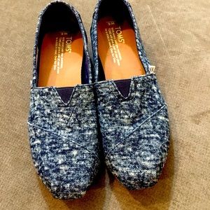 Women’s Tom’s size 6